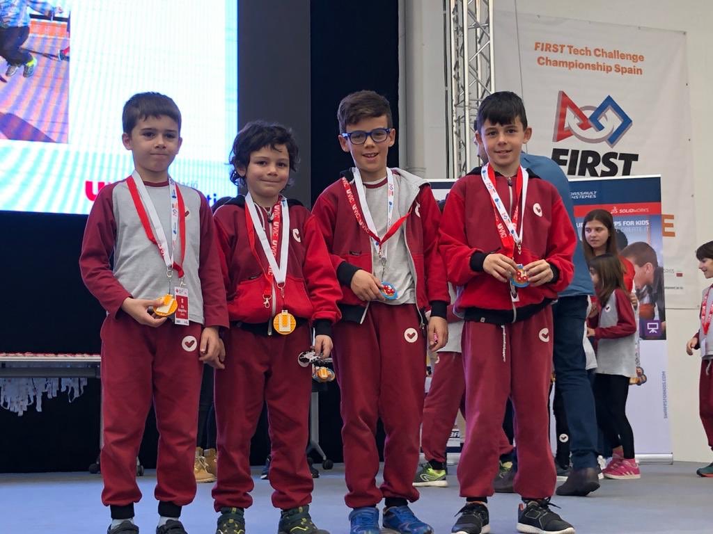vedrunaartes's tweet photo. Entrega de medalles a #FLLJunior Una cloenda molt emocionant per un matí on hem après molt!!
#escolacompetent
#intensament https://t.co/aFy5ywX0Lh