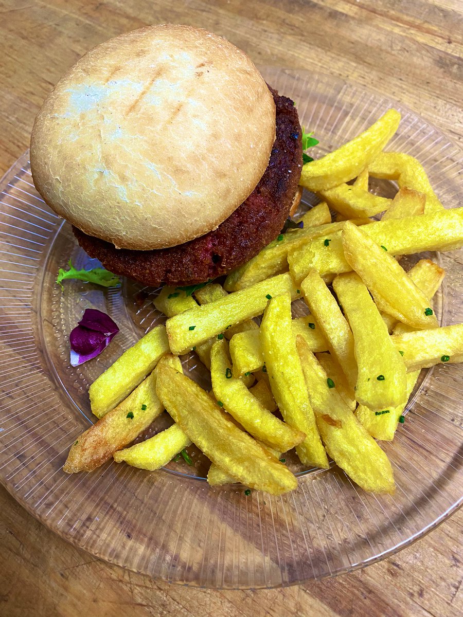 TeVailima's tweet photo. Hamburguesa vegana de soja texturizada, remolacha y garbanzos en nuestro brunch! #veganfood https://t.co/wI3vpc8xJr
