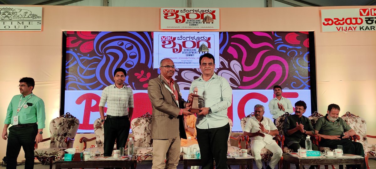 venkteshbabu's tweet photo. Shri @drashwathcn concludes the @vkshrunga today with a very light and inspiring speech. We thank him for patronizing this event with @Vijaykarnataka team.
MMCL CEO @katranjeet presents an iconic #Kempegowda tower as momento for supporting us
#BlrDevSummit #ಬೆಂಗಳೂರುಅಭಿವೃದ್ಧಿಶೃಂಗ https://t.co/rAf71Mluz9