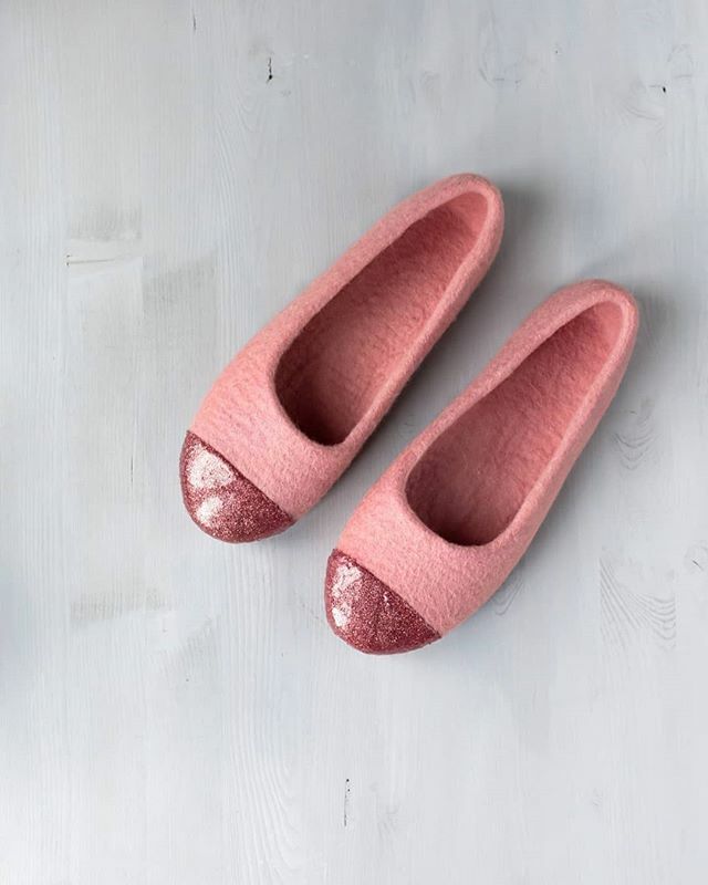 From <a href="/musiumuse/">MUSIU-MUSE</a> - Like getting ready to ball or something. .
.
.
#feltedslippers #etsylithuania #balletflats  #vibrantcolors #glitterslippers #coralpink #homeshoes #feltropantofole #filzschuhe #hausschuhe #homeandliving #handcrafting #Etsy  #slippersforwomen #pinkaesthetic #…