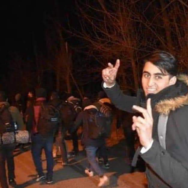 AdemTorlak9's tweet photo. Mazlum din kardeşlerimiz (!) Güle.oynaya Avrupa yolunda  Biz 33 şehit verdik.                                    Neden ? Bunlar ülkelerinde rahat yaşasınlar diye. Peki bunlar insanca yaşamayı  Hakketmiyorlar??? https://t.co/paNrQCW1HG