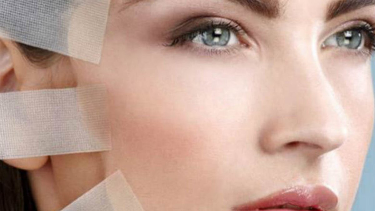 ReviewMentor's tweet photo. It is one of the coolest ways to lift your face without paying big. But yes while using this trick make sure you are not allergic to the tape. #Facetape #FaceTaping #instantFacelift #LookAgeless https://t.co/PW0Pze8QT1