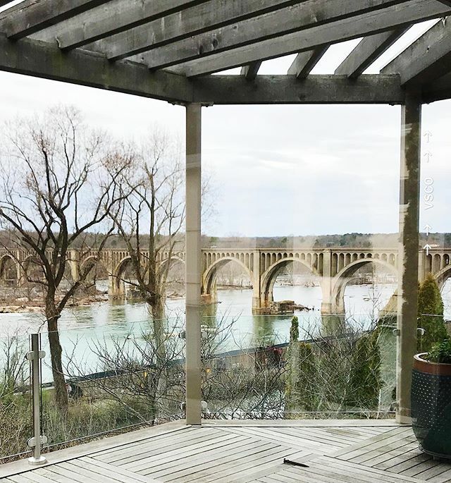 Another new client this week with another amazing river view! Richmond is a beautiful city- don’t you think? Where’s your favorite spot? #riverview #bridgetbearistyle #theview #archloversdesign #designlover #interiors #bridgetbearidesign ift.tt/2I8Zht0