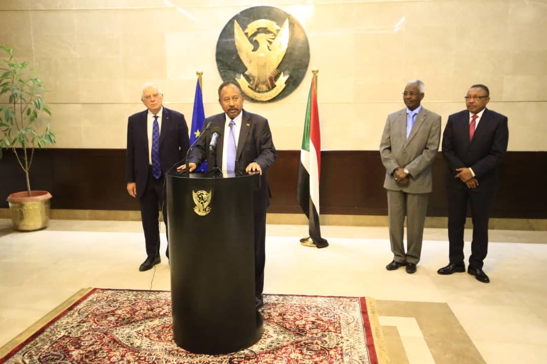 EU_SUDAN's tweet photo. انتقال السودان مثال واعد لما يمكن أن يحصل عليه الطموح. 
يقود رئيس الوزراء عبد الله حمدوك  اصلاحات مهمة التي بدأها شعب السودان.
الاتحاد الأوروبي يعلن عن دعم اضافي بقيمة 100 مليون يورو ومساعدات إنس��نية بقيمة 30 مليون يورو لدعم عملية الانتقال. https://t.co/BdyMlfudH3