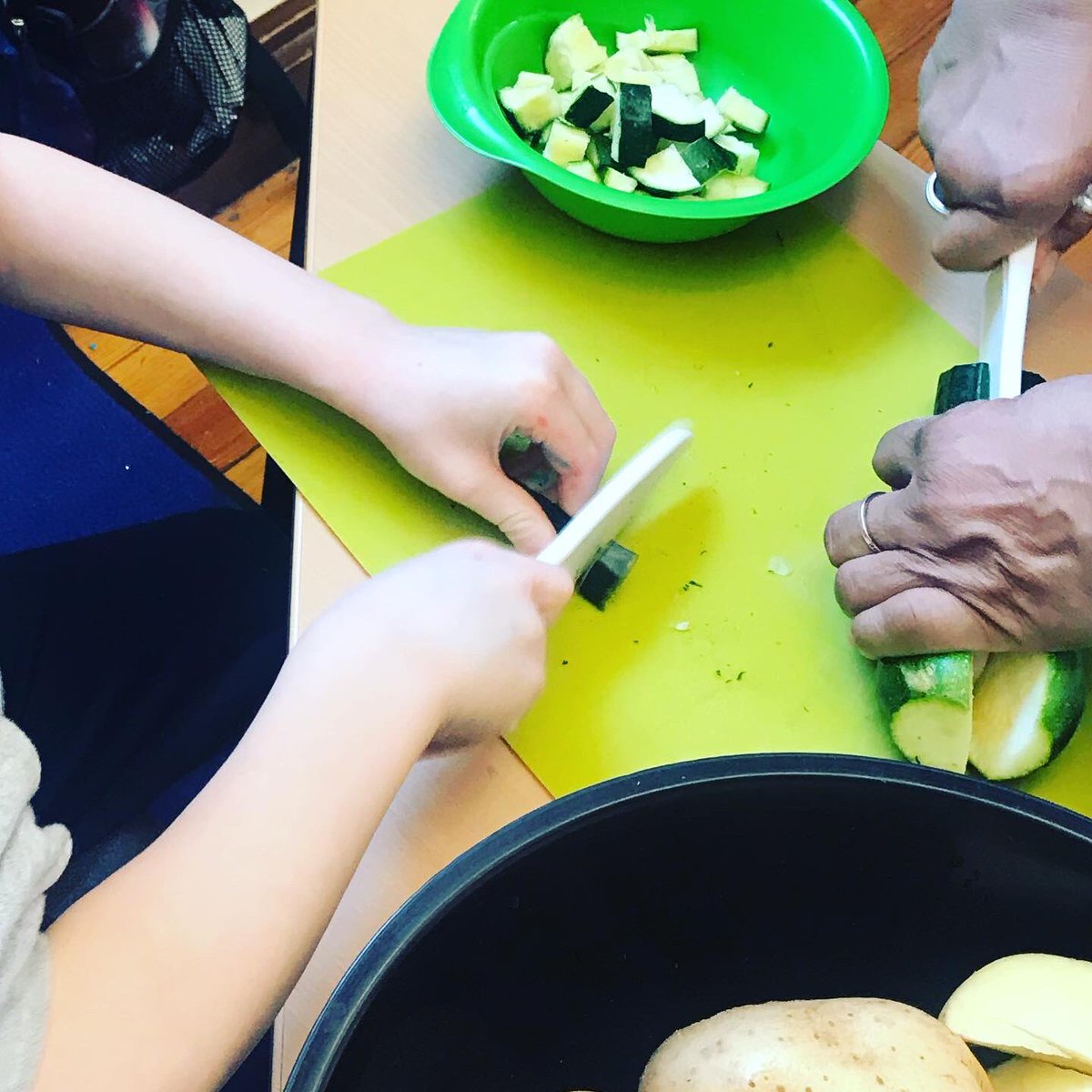 StaceyP1981's tweet photo. Another great week in #firstgrade with our @imperfect_foods box! We made a delicious vegetable soup using all the veggies! (Students even asked for seconds and thirds of it!) #cookingintheclassroom #cookingwithkids https://t.co/mwePCtIELb