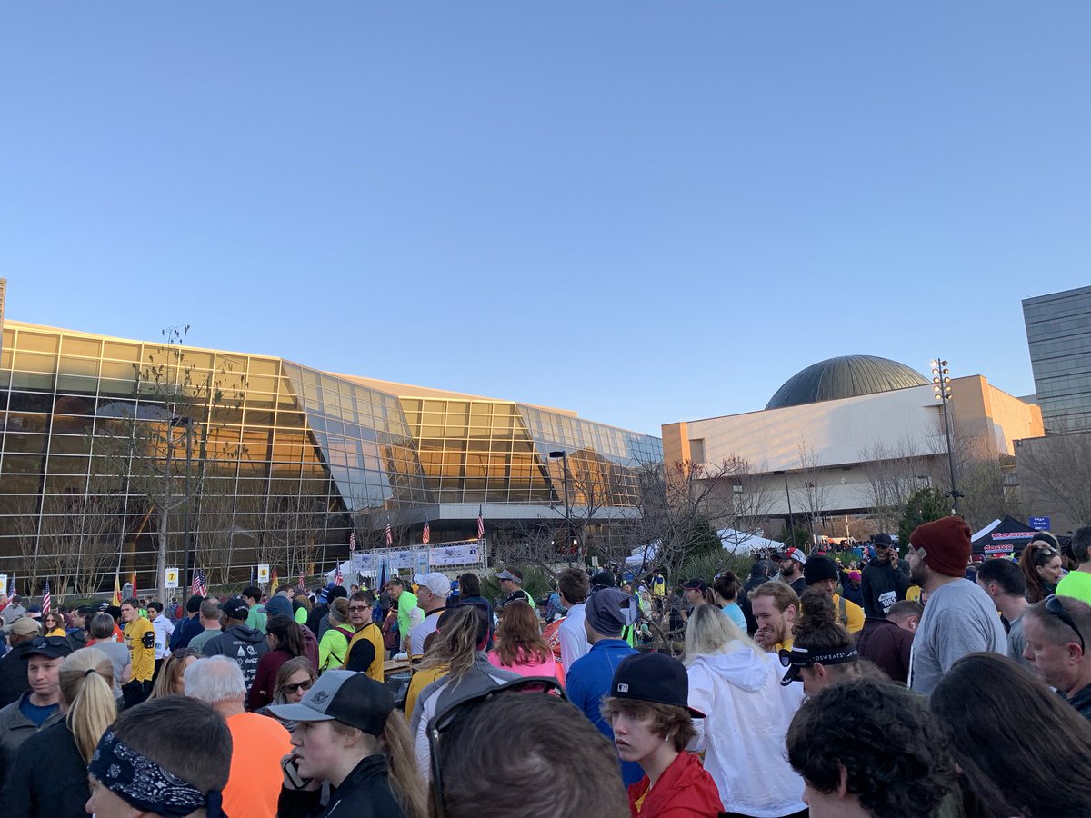 makomichael's tweet photo. Comgregating at the start. Only 1 minute walk from hotel. I could get used to this. #MississippiBluesMarathon #RunMiss #MSBluesMarathon https://t.co/HzHt7Epp83