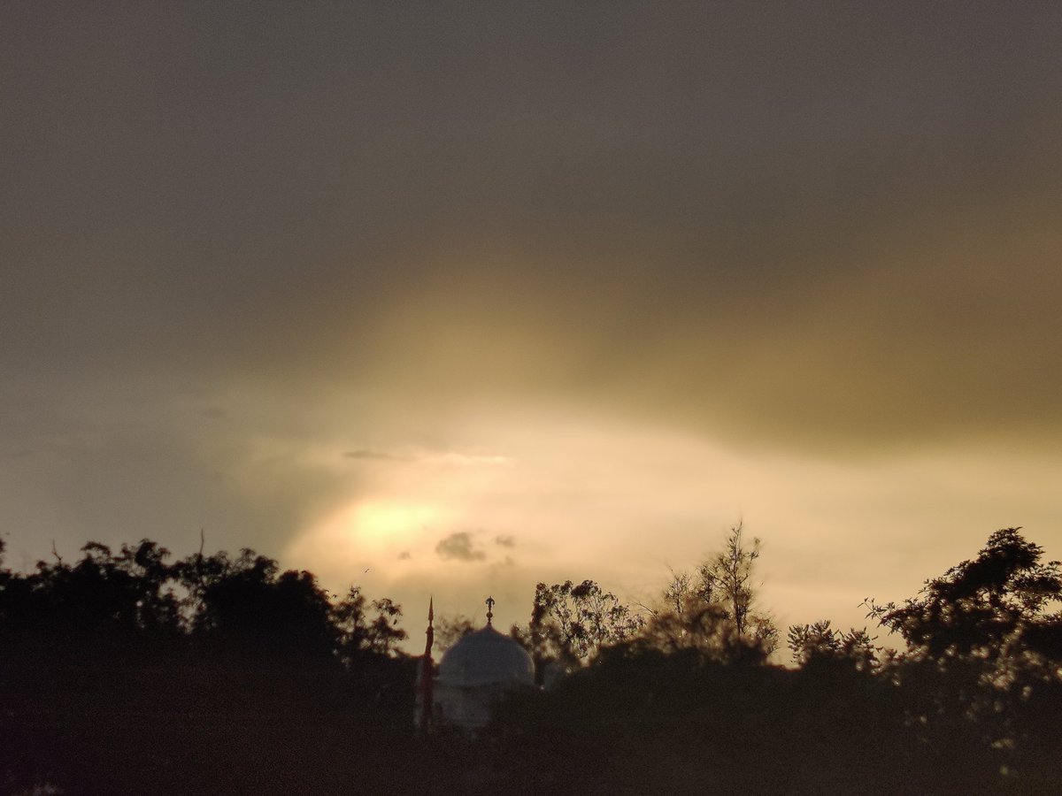 anu2181's tweet photo. Nothing can be more beautiful than watching sunset during heavy windstorm...
I wish to paint these colours on my Canvas one day for sure..🌦️
#beautiful
#Sunsetgold https://t.co/cOFPvorPCo