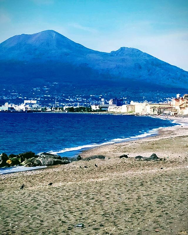 Odore di casa e mare insieme.Esiste profumo più buono?❤️🌅
.
.
.
#dolcideliziedicasa #vesuvio #castellammaredistabia #lungomare #picoftheday #picturetokeep_nature #naples #maredinverno #beautifuldestinations #italytravel #photographylover ift.tt/3cceSpg