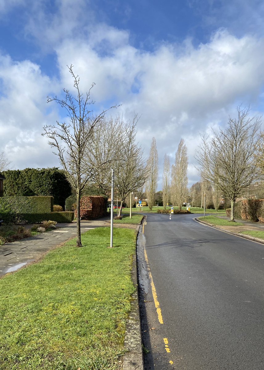 FionaThomson_'s tweet photo. Good to be out meeting #Handside residents earlier with @grantshapps @CllrBFitzsimon @claretlife @PaulSmith959 @Drew4HatVill . Issues raised included #flytipping #trees #ASB https://t.co/rzUvVPJqEY