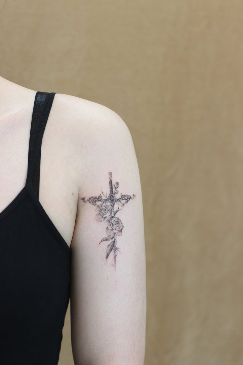 받으시느라 고생 많으셨어요 :) 제 도안 예뻐해 주셔서감사합니다 Thank u for comming ! #꽃타투 #검타투 #칼타투  #꽃검타투 #여자팔타투 #팔타투 #장미타투 #flowertattoo #aresetattoo #swordtattoo #sword  #flower #홍대타투 #koreatattoo #hongdaetattoo #seoultattoo, image size:800x1200