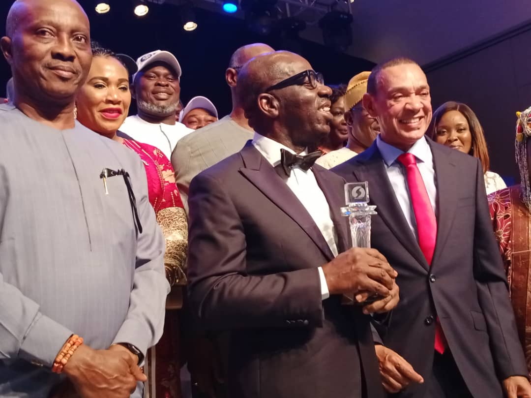 ace1yesboss's tweet photo. Governor Godwin Obaseki bags 2019 Silverbird Extraordinary Personality Awards 2019
Congratulations

#GGO2020 https://t.co/5QLMzs7m01