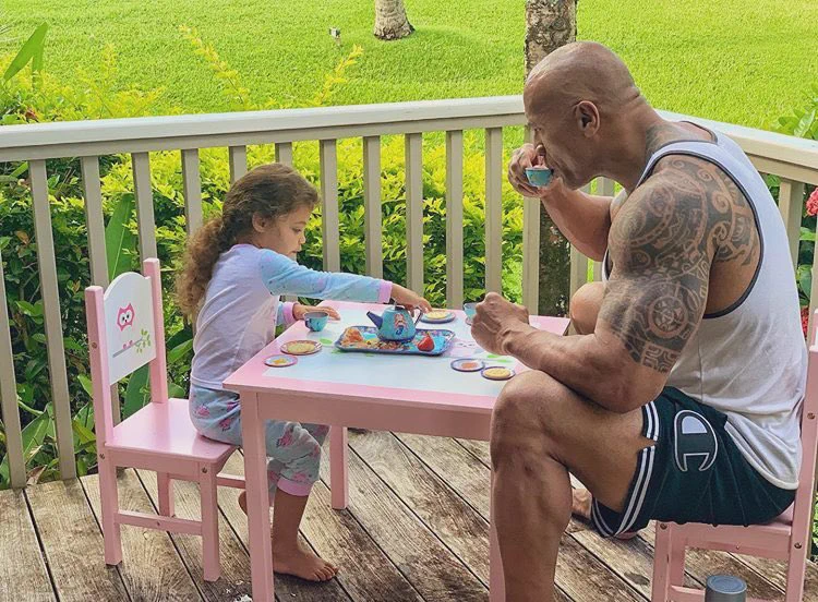 見た目は筋肉隆々で怖そうだけど？娘と遊んでいる時はカワイイロックwww