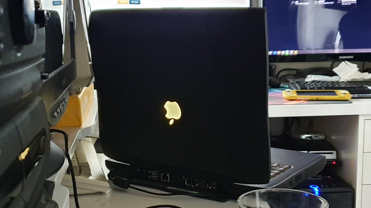 Aftonstjaerna's tweet image. Det är ändå ganska sjukt att äpplet en gång i tiden var uppochned... #powerbookg3 #333mhz