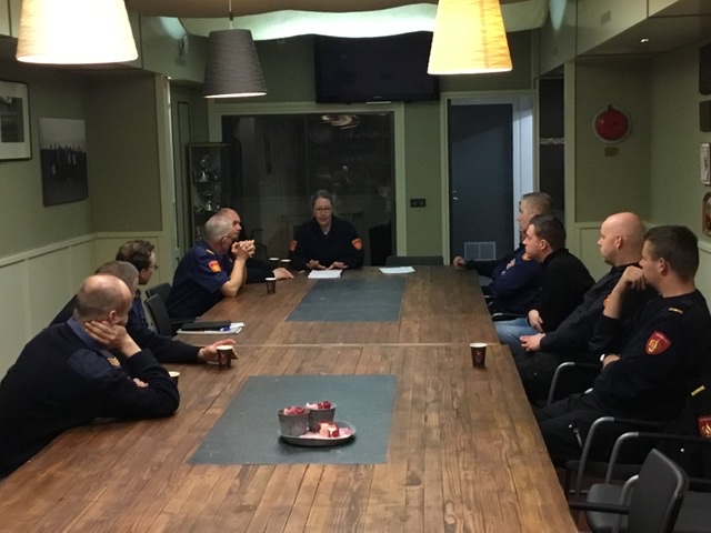 JeugdbrwNL's tweet photo. Les 4: de algemeen wedstrijdleider JBNL Jeannette Heijenk geeft in een groepsgesprek uitleg over het jurywerk om de puntjes op de ‘i’ te zetten. Wat zijn de meest gemaakte foutjes? Hoe geef je dingen aan op de jurystaat? https://t.co/Zfq1yN18gr