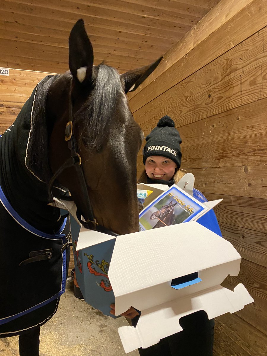 maskarsholt's tweet photo. Amazing Case og oppasser Amalie Lyssand er glad for godisen de fikk i forbindelse med start i El Diablo B.R’s hoppeløp! 💪🏼 #llv75 #stallhamre #eldiablobr #amazingcase https://t.co/rM3k40ca2C