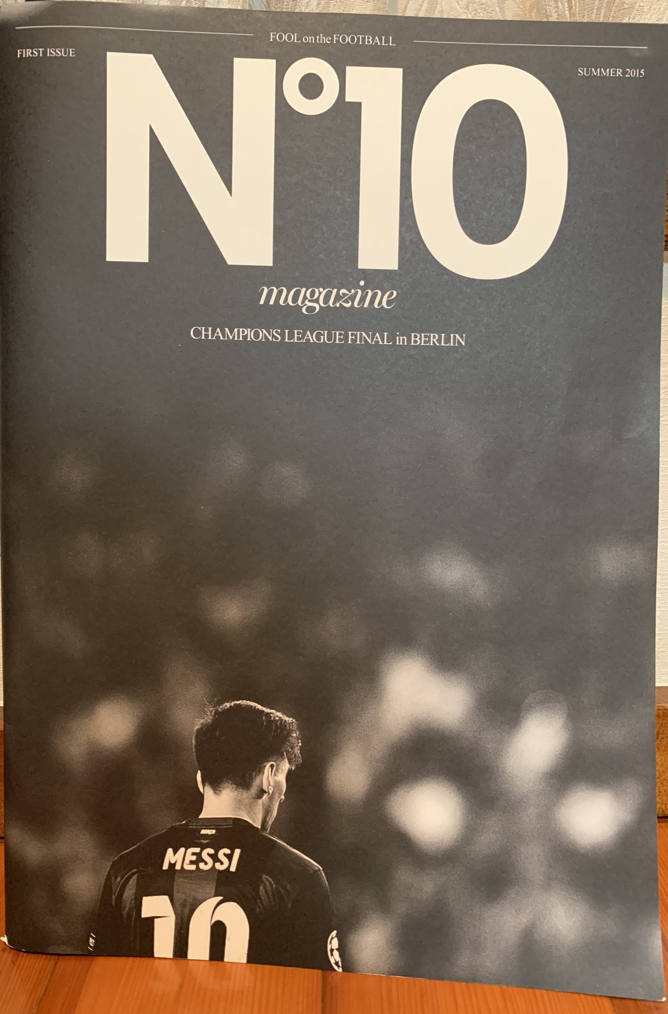 おもち 数年前に販売されたサッカー雑誌 表紙のメッシの後ろ姿がかっこよく 紙面ではいろいろな角度でサッカーというスポーツを切り取っていて面白いです 当時 偶然にも限定部数で販売された中村俊輔選手のサイン入りをゲットしていました この続きは出