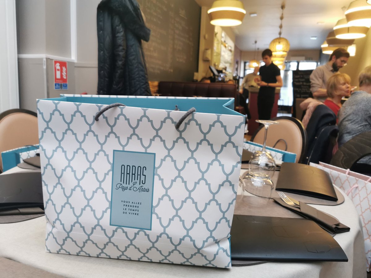 BlogueursHdF's tweet photo. Quand les #BlogueursHdF se rencontrent à #Arras au resto #LEntreNous, ils ne peuvent que profiter de quelques spécialités régionales des #HautsdeFrance 😁
Et merci à @ArrasPaysArtois pour la petite attention 🤞😉
#HautEtFort #esprithautsdefrance https://t.co/1LHp8dt9kc