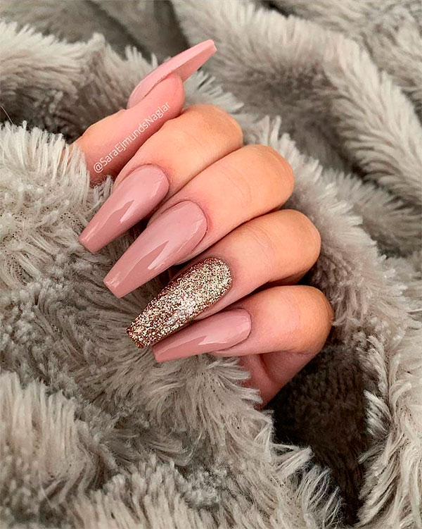 Cute nude coffin nails with gold glitter accent nail!
Tap for more ✅ stylishbelles.com/the-best-coffi… 
#coffinnails #nudenails #nudeshades #nails #prettynails