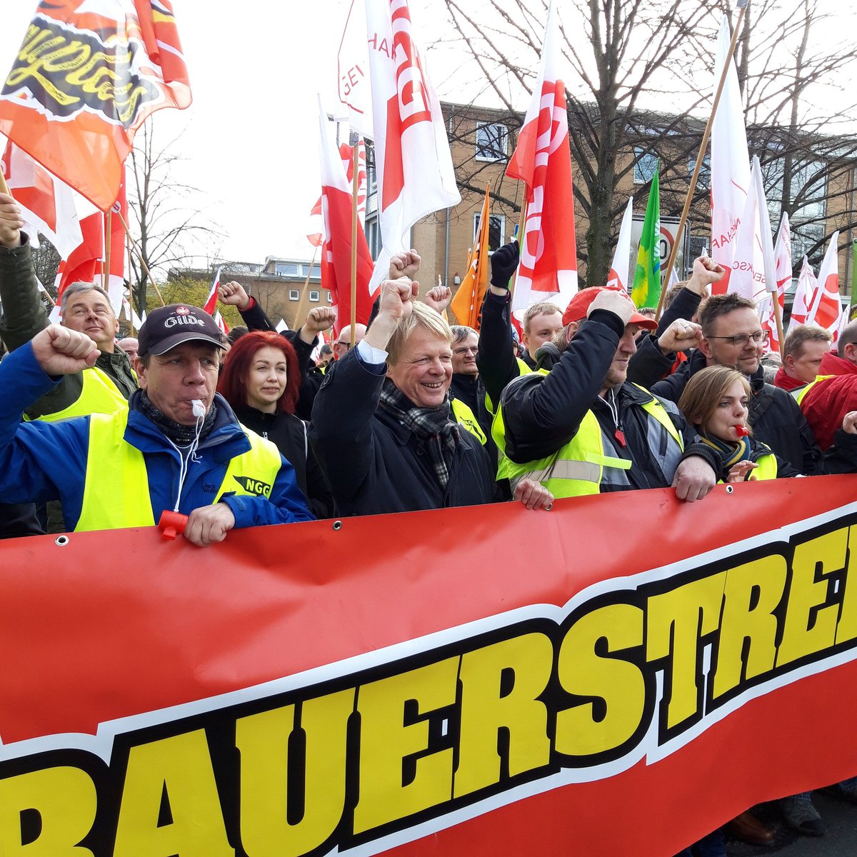 Gemeinsam mit unserem DGB-Vorsitzenden Reiner Hoffmann unterstützen wir mit Kolleginnen und Kollegen aller DGB-Gewerkschaften den #Streik der <a href="/GewerkschaftNGG/">Gewerkschaft NGG</a> bei der #Gilde-Brauerei in Hannover.

#Demo #PowerFürDieBrauer ✊ ngg.net/artikel/2020/p…