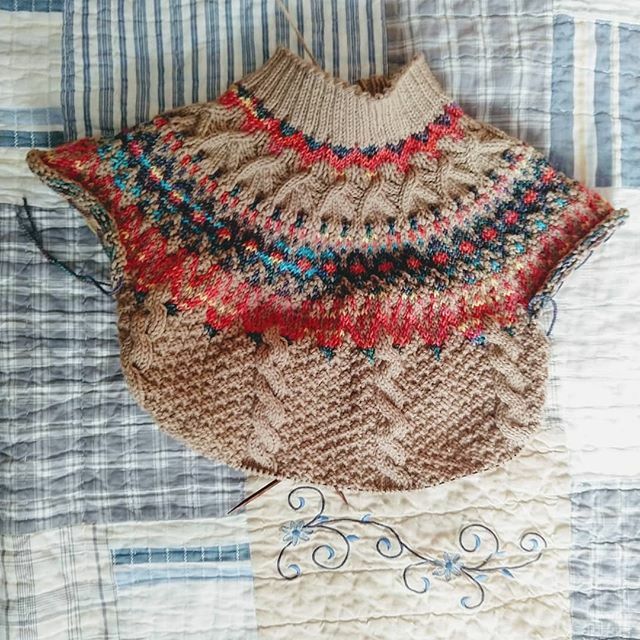 I had to put the brioche down last night (it got dark and I had a third glass of wine) so I made sim very real progress on my Fossevein sweater. I've added bust short rows and somehow didn't ruin the textured pattern! #seyonlodgeknitretreat #knitting #kn… ift.tt/39bn9YD