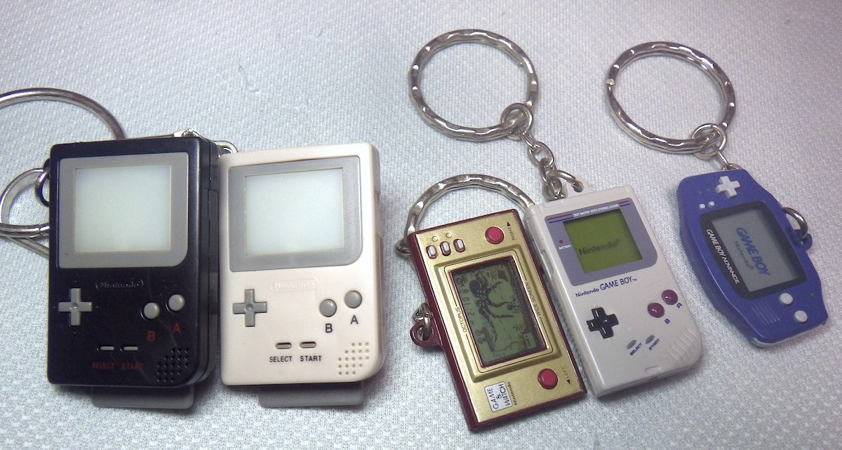 Vmx ゲーム機型キーホルダー リアル志向のほうがお気に入りではあるけど中にポケモンの絵が入ってるスコープタイプも楽しい デジカメのマクロモードで結構撮れるね キャラエッグはゴレンジャーやジャッカー バトルフィーバーもどっかに埋もれてるはず