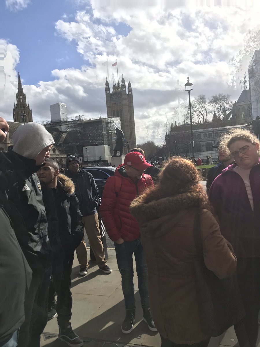 dryantonucci's tweet photo. Walking London @widenersba study abroad  took first tube ride. Emerged in culture. https://t.co/FyLQdQTqAT