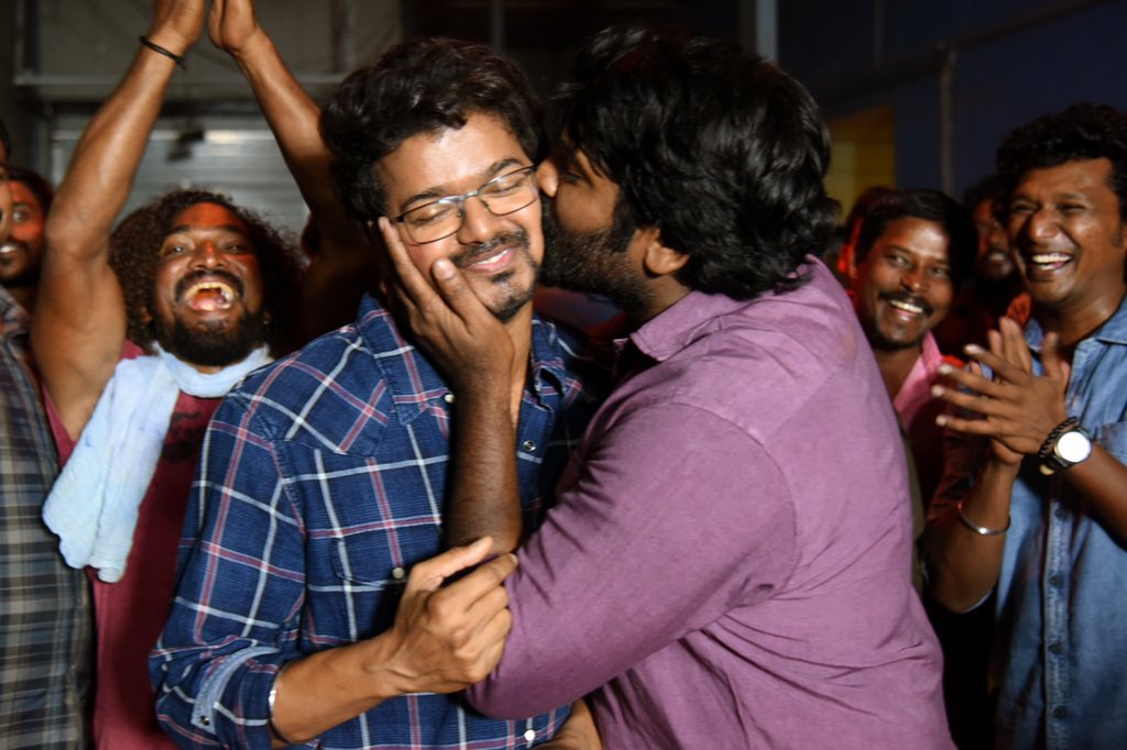 Friends ah ninna powerful maapi 💪❤
#Thalapathy and #MakkalSelvan wrapping up the shoot in style. 
The countdown for celebration to kickstart. . . 🔜
#MasterShootWrap