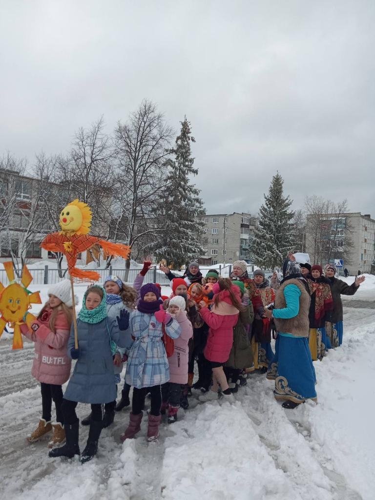 #Сенгилейблиннаястолица
"Масленичный дворик" открылся в п.Силикатный по улице Садовой 12 в рамках проекта за "Народную песню"
