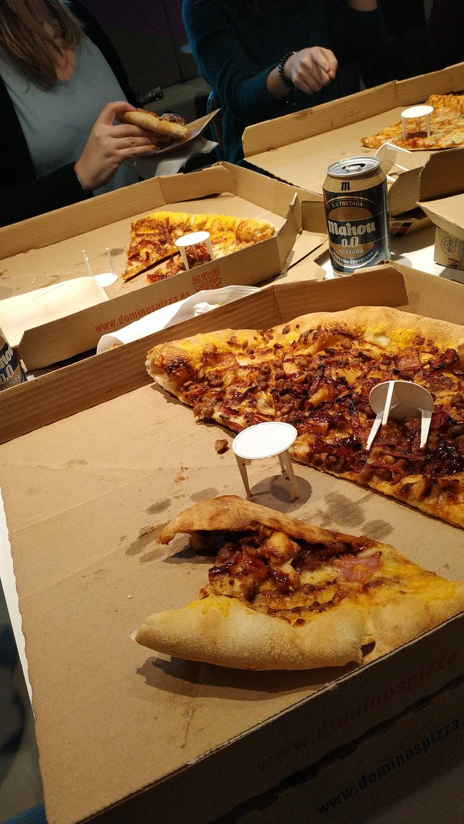 Cómo en casa no nos dan de comer, las #NodeGirlsMadrid nos dan de comer pizza!!😋🍕