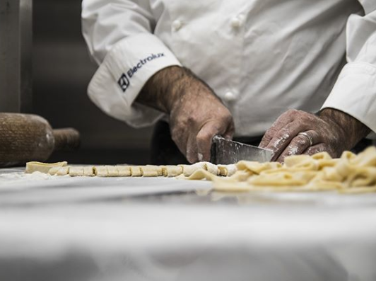 3Bonmenu's tweet photo. A 📍#ReggioCalabria da 🍽 #TimoRestaurant 🍽- #altacucinadelsud è possibile gustare profumate proposte e tante sfiziosità, 🍝realizzate utilizzando #prodottikm0, della preziosa terra di #Calabria a cura di #chefpietrocartellà 🌐|Visualizza per menu|prezzi https://t.co/AX24cBGK8q https://t.co/CAgp4LOCiV
