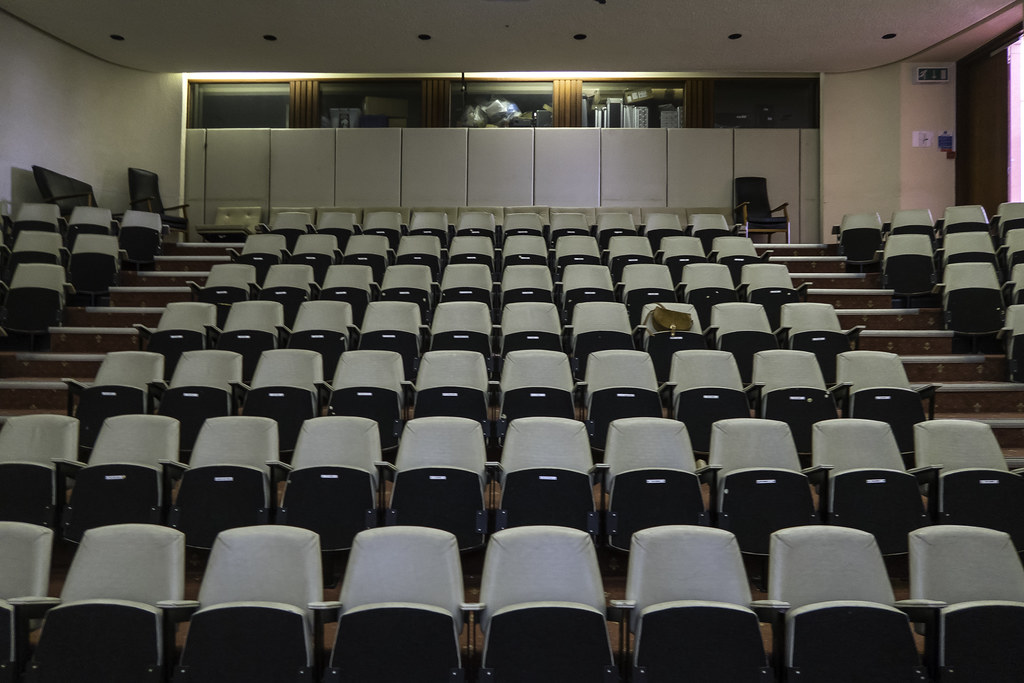 Empty lecture theatre. Source: https://www.flickr.com/photos/23766806@N00/26982754502/