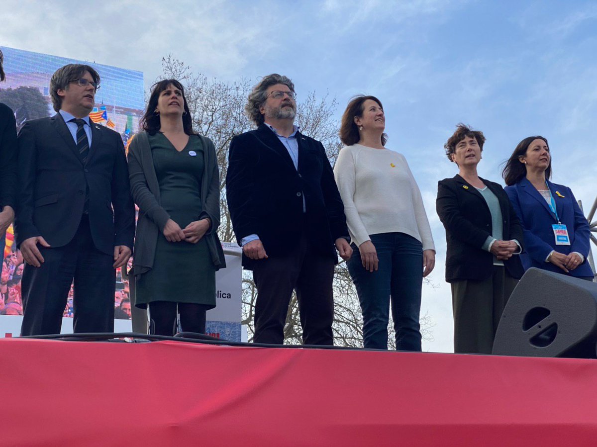 assemblea's tweet photo. ⬛️⬜️🔴 Acaba l'acte de Perpinyà amb Els Segadors. 
👉Més de 200.000 persones ho hem fet possible, però també els milers que no heu pogut arribar. Gràcies, i gràcies a la gent de la Catalunya Nord.
👉 Units, mobilitzats, preparem-nos per continuar cap a l'#ObjectiuIndependència https://t.co/fG2rcpwniM