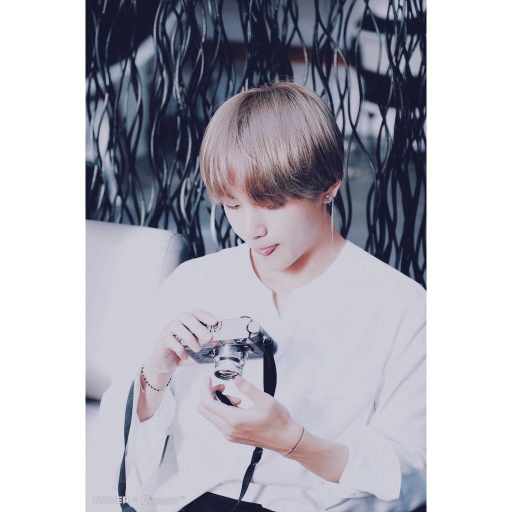 vsoosource's tweet image. taehyung had no idea what to do when he lost his film cam, not until someone stood right infront of him holding it- kim jisoo, his longtime crush and the only subject of his camera.

&quot;i like your pictures, by the way. you might wanna send it to me?&quot;

&quot;...what?&quot; 𝘴𝘩𝘪𝘵.
