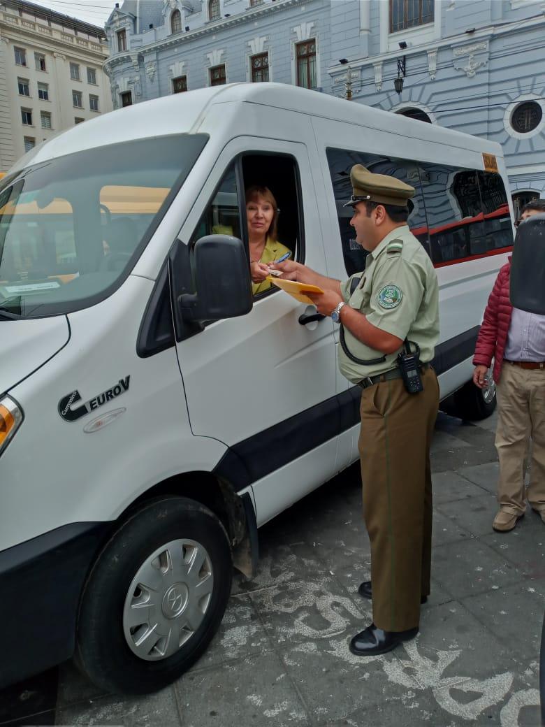 CarabValparaiso's tweet photo. Carabineros de la Oficina Comunitaria de la 2da Comisaría #Valparaíso junto a #Conasep, realizaron una fiscalización al transporte escolar por una #vueltaaclases más segura.
#LaPrevenciónEsNuestraEsencia https://t.co/diLr2IruGW