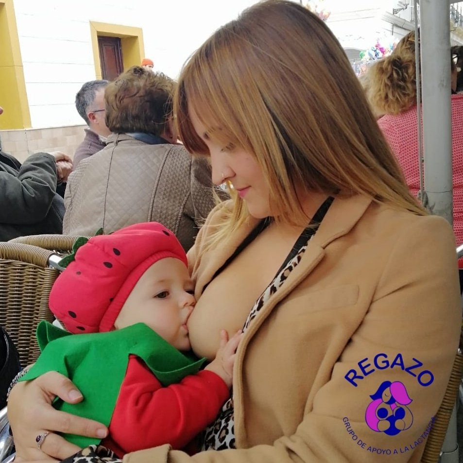 GrupoRegazo's tweet photo. Tetacarnaval
Aquí una fresita muy dulce. Reponiendo fuerzas para seguir disfrutando del día.
Y su mami también disfrutando de ese momento único.
#Regazo #lactancia #tribu #fotoslactancia #gruodeapoyo #tetaycarvaval #Carnaval #Carnaval2020 #darteta #Breastfeeding https://t.co/N0INSHqzic
