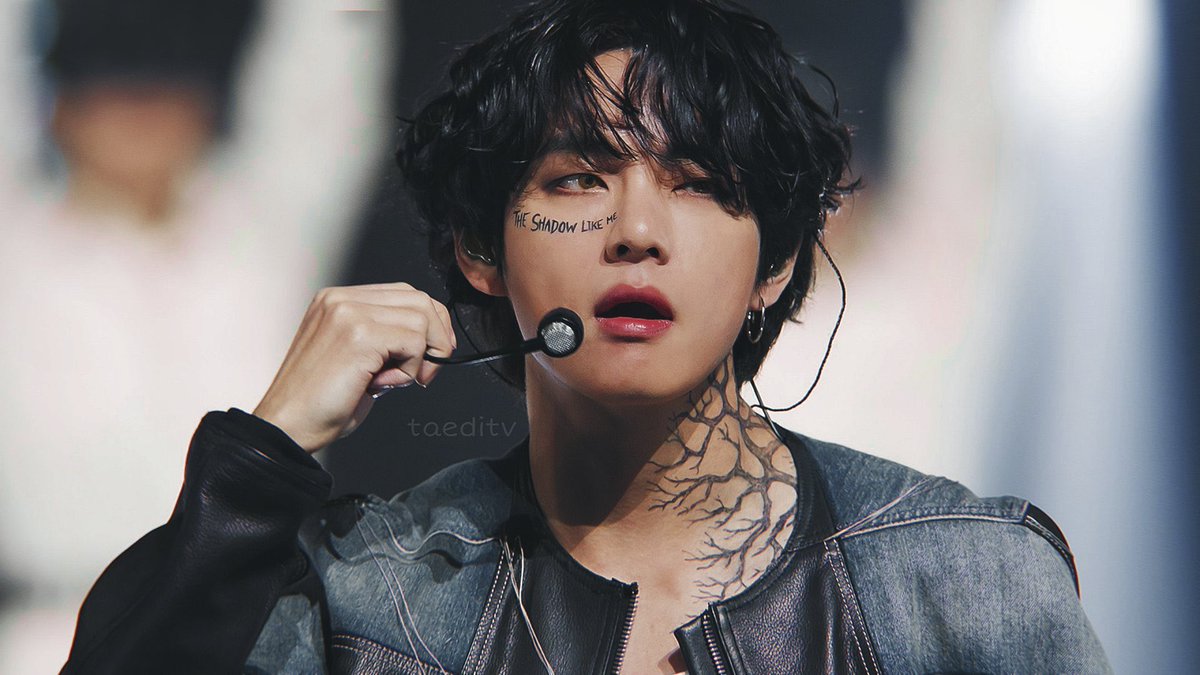 hobinaruto's tweet photo. realmente estamos viviendo en la misma época que kim taehyung https://t.co/LmVVsnCWmq