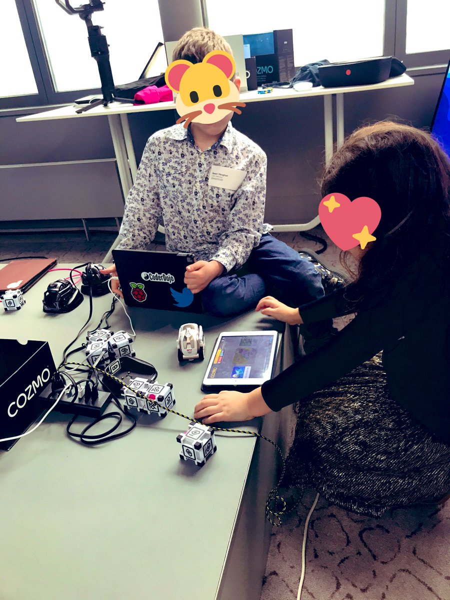 CoderDojoParis's tweet image. En robotique, les enfants s’emparent de la scène de @TwitterParis pour assembler, programmer et tester leurs idées : un robot qui raconte des blagues, des robots qui interagissent entre eux, l’assemblage d’un robot articulé de A à Z... Sky is the limit ⚡️
#CoderDojoParis