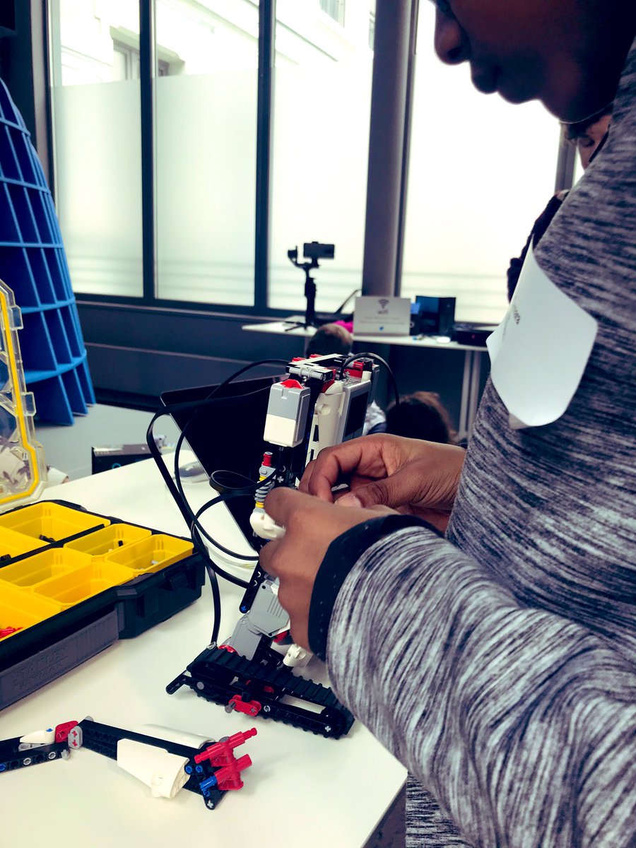 CoderDojoParis's tweet image. En robotique, les enfants s’emparent de la scène de @TwitterParis pour assembler, programmer et tester leurs idées : un robot qui raconte des blagues, des robots qui interagissent entre eux, l’assemblage d’un robot articulé de A à Z... Sky is the limit ⚡️
#CoderDojoParis