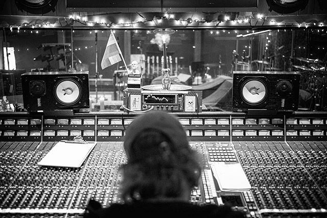 deftones's tweet image. 6.7.19 Los Angeles, CA
pic: @frvnkdelgvdo .
.
.
.
.
#terrydate #deftones #sslaudio #controlroom #hensonrecordingstudios #lowlight #leica #leicacamera #leicam10p #summicron35mm ift.tt/2PDQ00a