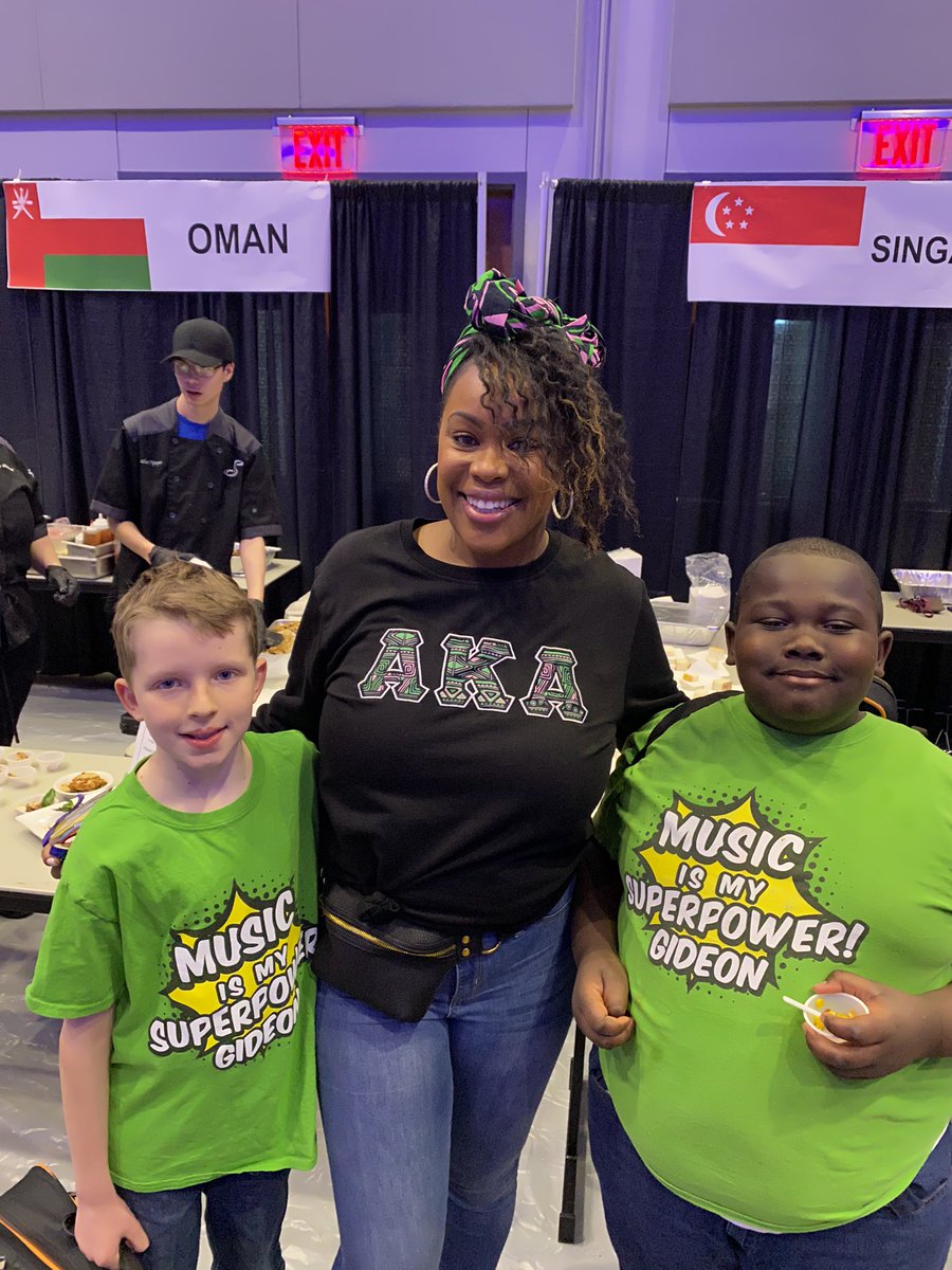ShaneeCharles's tweet photo. I love that my students (both current and past) still get excited to run into me!
#Here4Kids #wearemisd #misdmulticulturalfestival #diversityisaverb #exceptionalkids #joyfulleaders #principallife https://t.co/c6BXv8S2ry