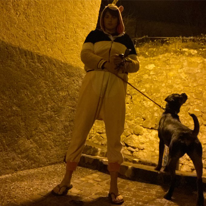 Ca c&rsquo;est du style ! Pyjama 1 pi&egrave;ce, licorne, trop court, on rajoute les tongs et veste en moumoute degeu<a href="/tag/pornhub"class="tags"><span>#pornhub</span></a>