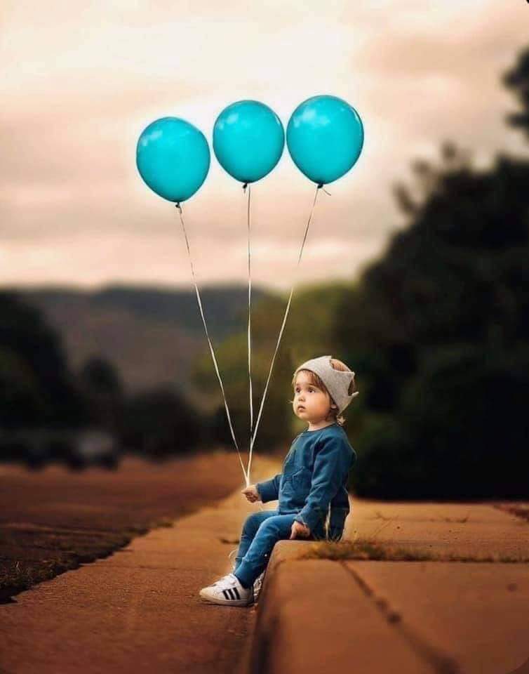 Şehit evini ziyaret eden binbaşı anlatıyor
Şehidin 5 yaşındaki kızı
Elinden düşürmediği mavi bir balon vardı
Beraber oynayalım mı?' dedim
Olmaz,patlarsa ölürüm dedi
Patlarsa ben sana binlerce balon alırım dedim.
Olmaz dedi
Onu babam şişirmişti
İçinde onun nefesi var <a href="/sedat_peker/">Sedat Peker</a>