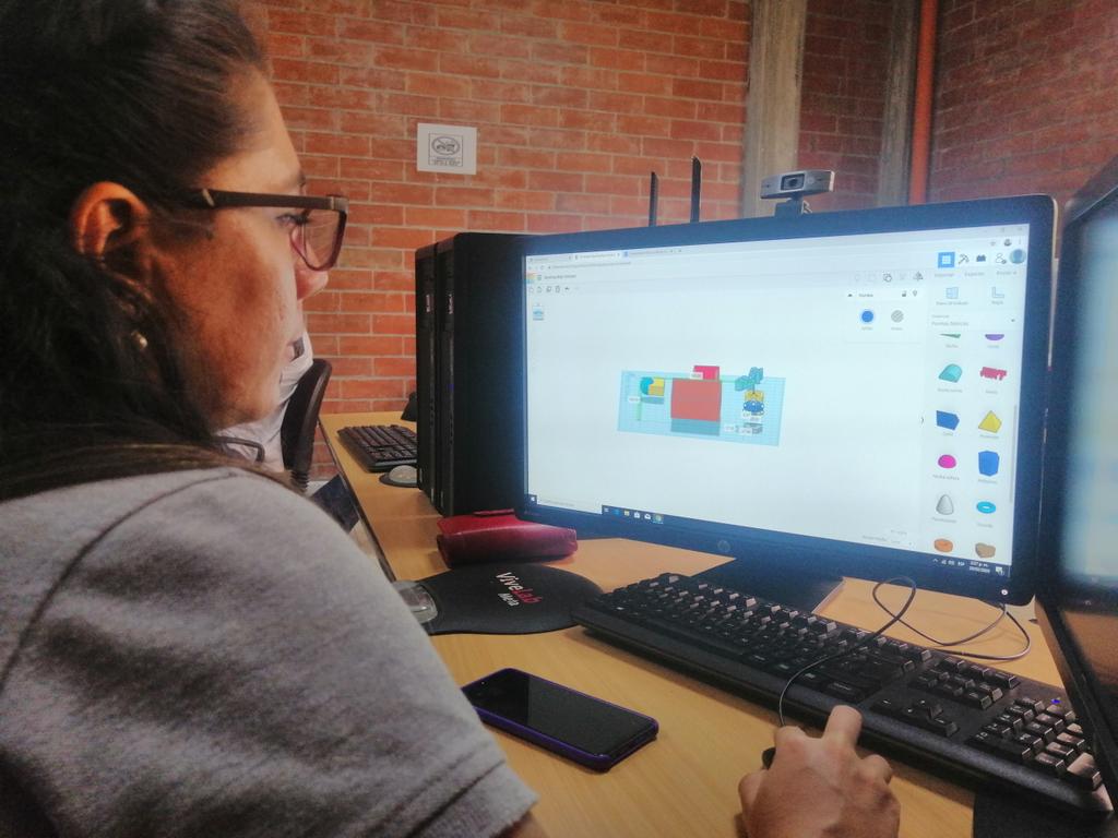 lhlopezd's tweet photo. Desde la @unadzao @UniversidadUNAD Taller de diseño y modelado 3D en tinkerCad @alejotutor @figueredo_john https://t.co/DkUYCt4tAG