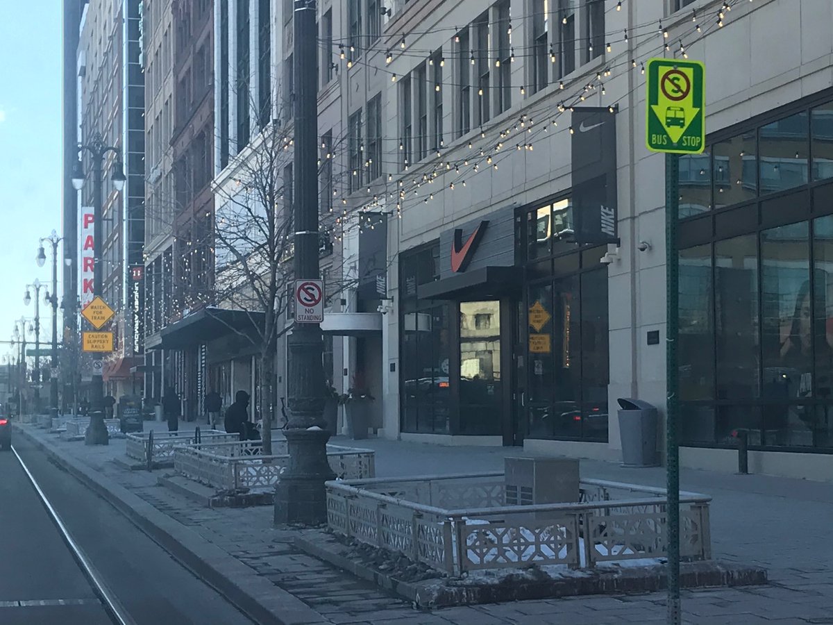 TransitGuideDET's tweet photo. Today’s #HiddenBusStop is on Woodward &amp; Grand River. This southbound stop is served by @RideDDOT bus #4-Woodward. There has been transit on this route for the past 157 years. Nearby destinations include @hm, @ShinolaHotel, Parker’s Alley, @MoosejawMadness &amp; @Nike. https://t.co/CBFvkQjBTk