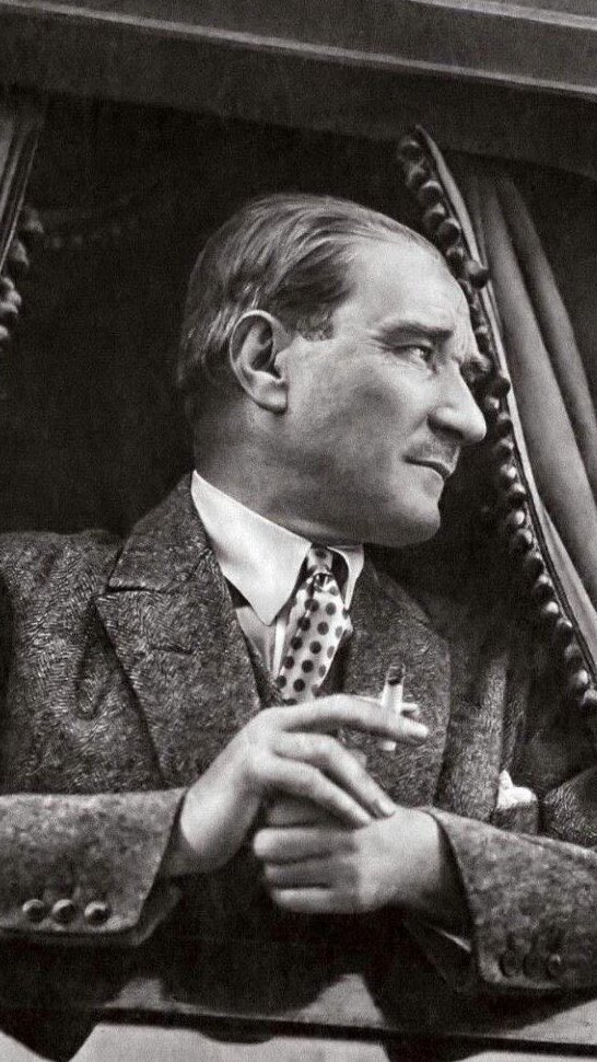 Ömrünü cephe de geçirmiş, askerle aynı sefer tasından yemek yemiş!Düşmanı cephe de karşılamış!Kendi hayatından çok halkını düşünmüş!Asla SATMAMIŞ VE SATILMAMIŞ! Bir subayı şehid oldu diye menemeni yakmış! Köyüne git değil,köylü MİLLETİN Efendisi demiş! NEREDESİN? #sehitlermizvar