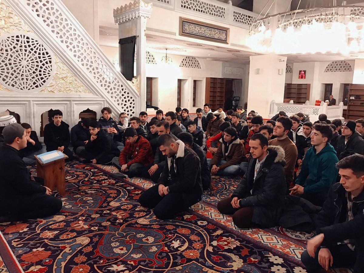 0mfatihyildirim's tweet photo. Kardeşlerimle, İdlibte hain saldırı sonucu şehit olan 33 Mehmetçiğimize Kur'an-ı Kerim tilaveti ve dualarda bulunduk.
*
Meydanlara inip, şehitlerimiz için İstiklal Marşımızı okuduk ve tekbirlerle şehadete hazır olduğumuzu cihana haykırdık.

#SehitlerTepesiBosDeğil https://t.co/SnP40aLjbU