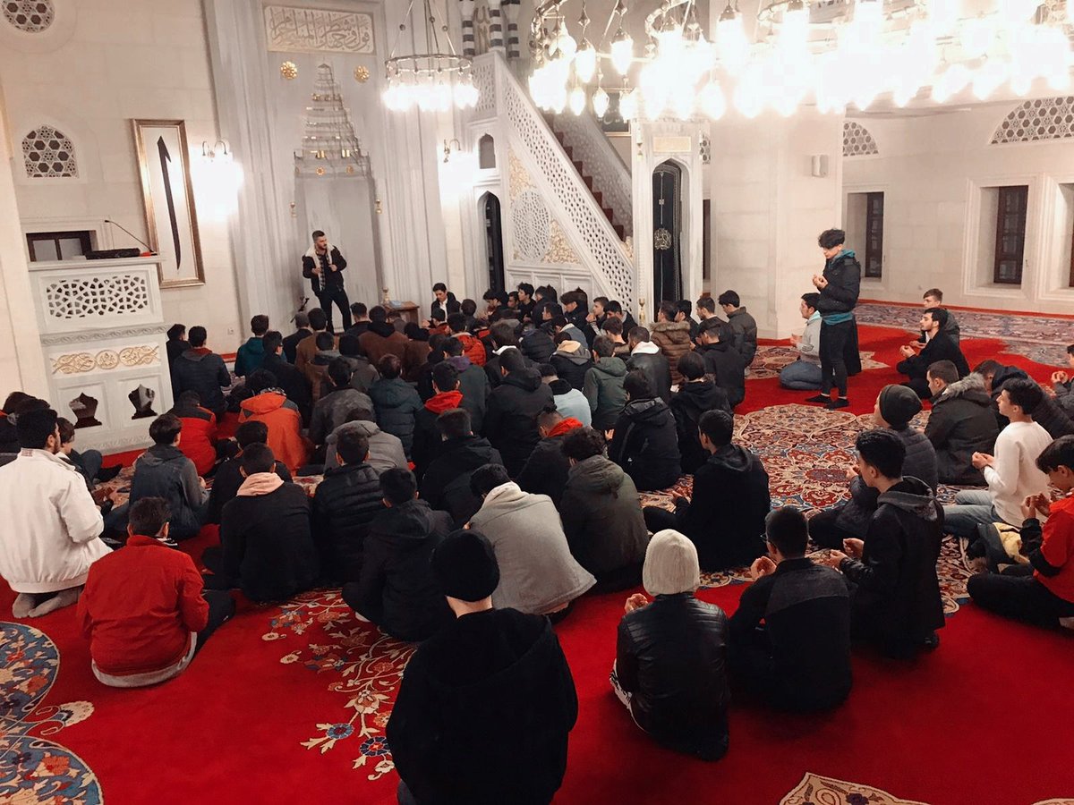 0mfatihyildirim's tweet photo. Kardeşlerimle, İdlibte hain saldırı sonucu şehit olan 33 Mehmetçiğimize Kur'an-ı Kerim tilaveti ve dualarda bulunduk.
*
Meydanlara inip, şehitlerimiz için İstiklal Marşımızı okuduk ve tekbirlerle şehadete hazır olduğumuzu cihana haykırdık.

#SehitlerTepesiBosDeğil https://t.co/SnP40aLjbU