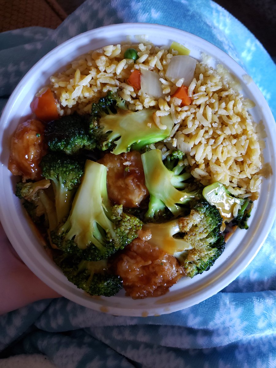 KayFitnessBlog's tweet photo. #lunch #shrimpandbroccoli Chinese takeout #cheatmeal not sure how many calories but I doubt I'll finish this. https://t.co/0ga1j9eQh0