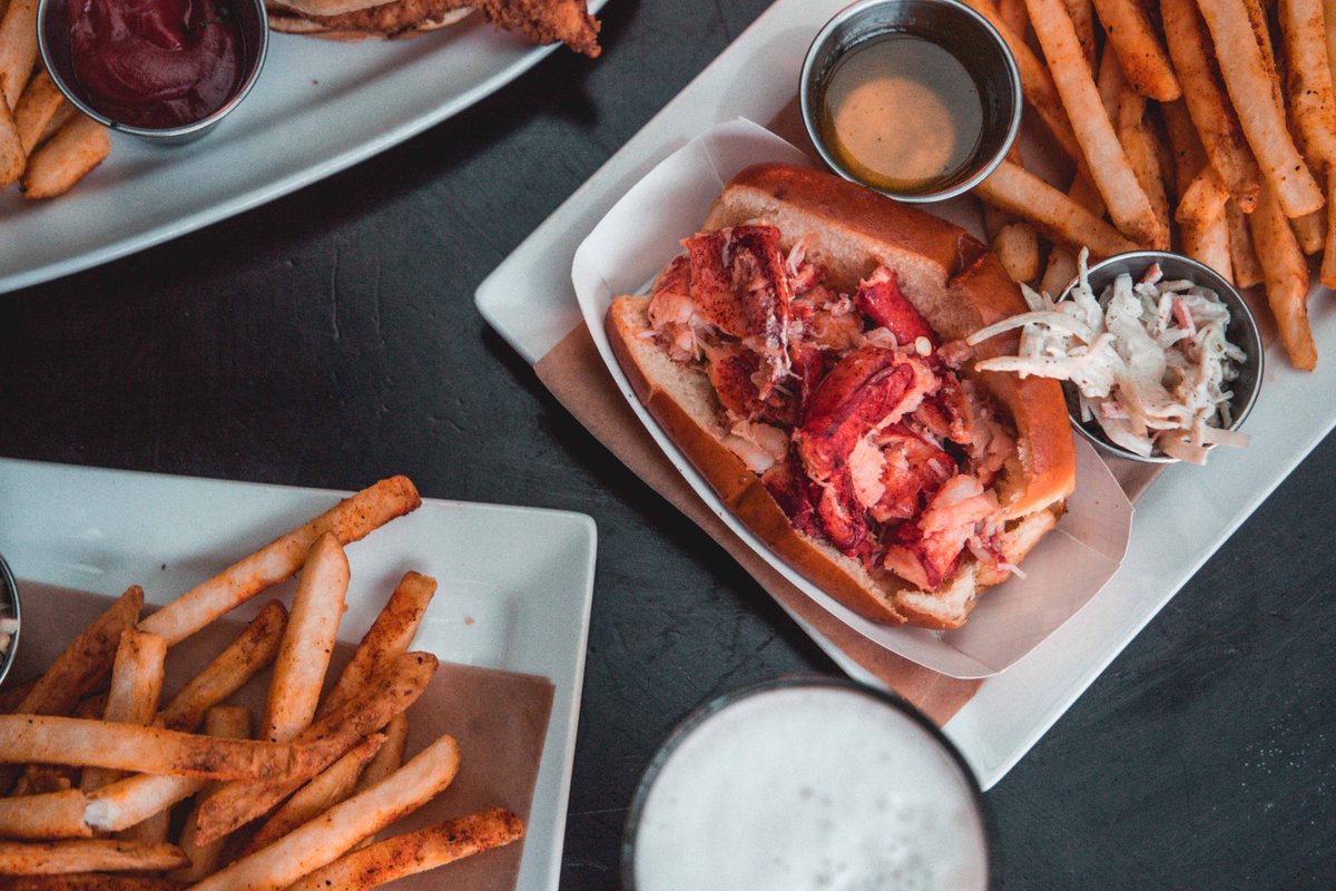 Nothing is better than sinking your teeth into a juicy lobster roll soaked in warm butter, right? Great, we thought so. 😍