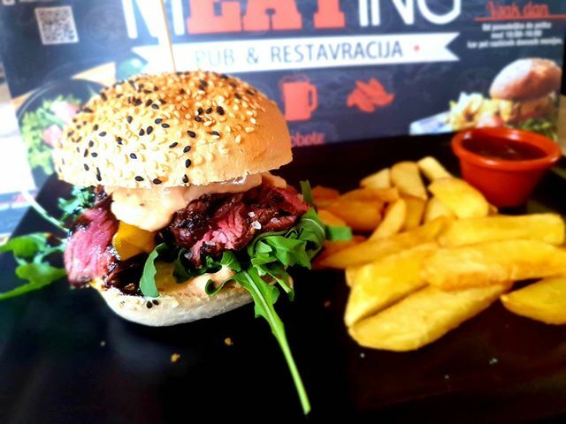 Ste že poskusili naš Sydney burger? Sočne rezine odležanega lokapnega slovenskega rostbifa z chefovo omako in zelenjavo. Mljask 😋🍔👌
#burger #sydney #meating #meatingmaribor #maribor #visitmaribor #lokalno #steak ift.tt/32AaJaq